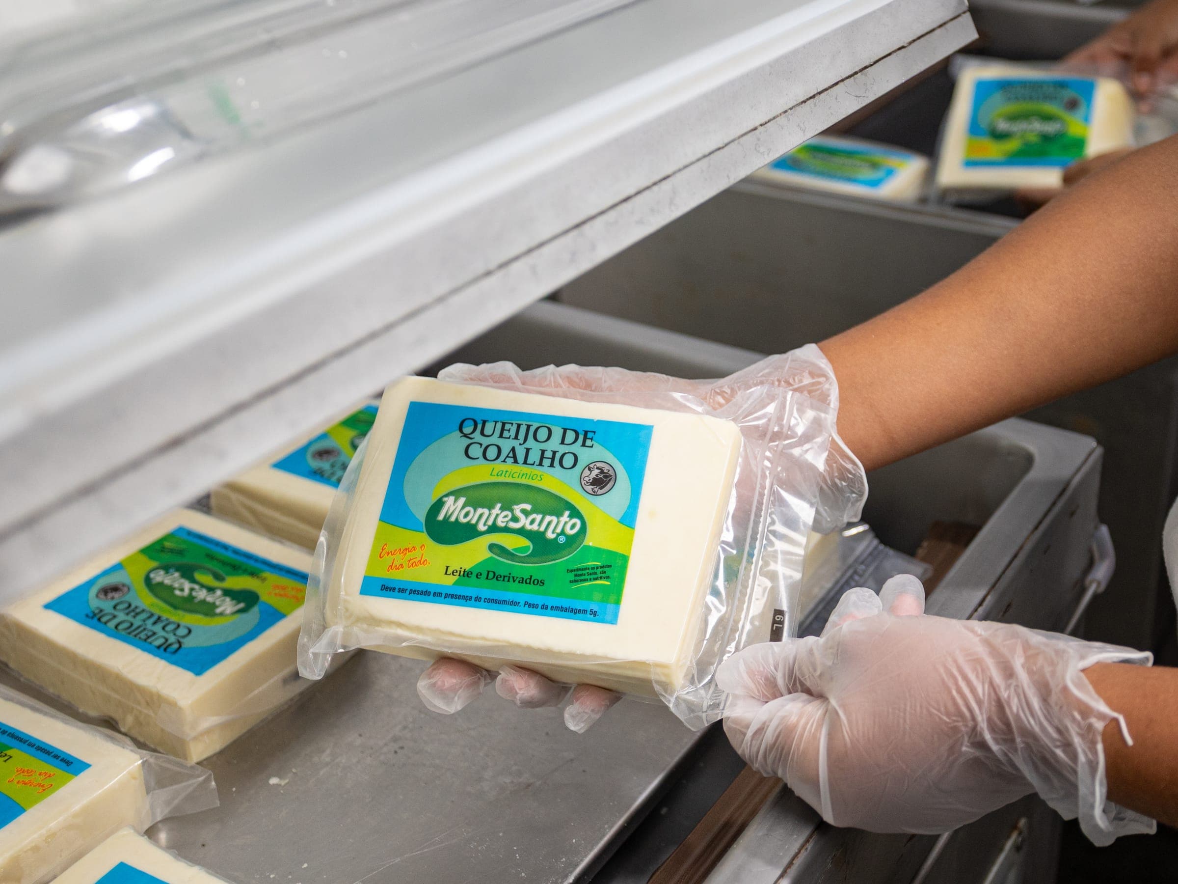 Queijo coalho saindo da seladora a vácuo