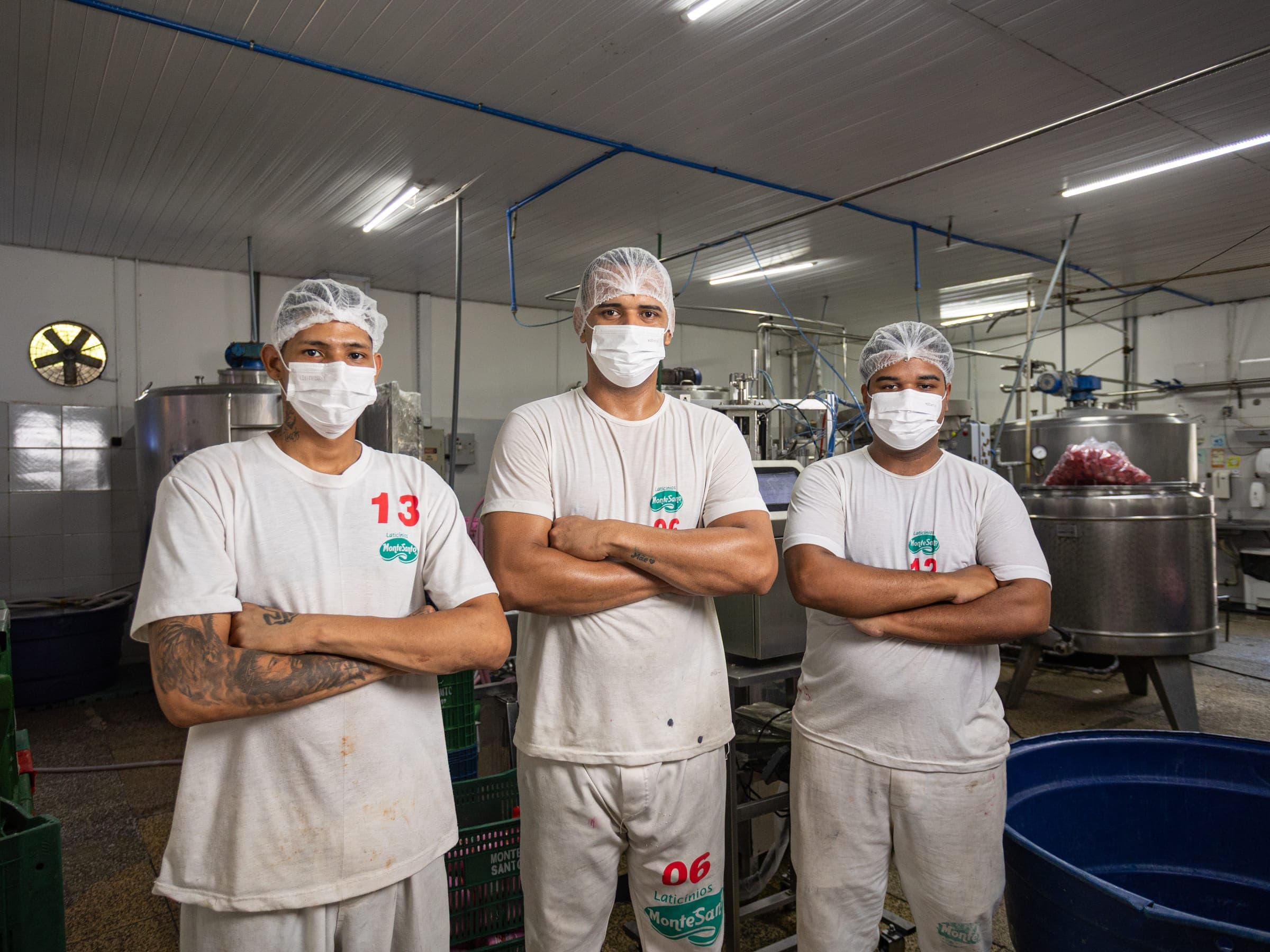 Equipe da linha de bebida láctea no salão de produção